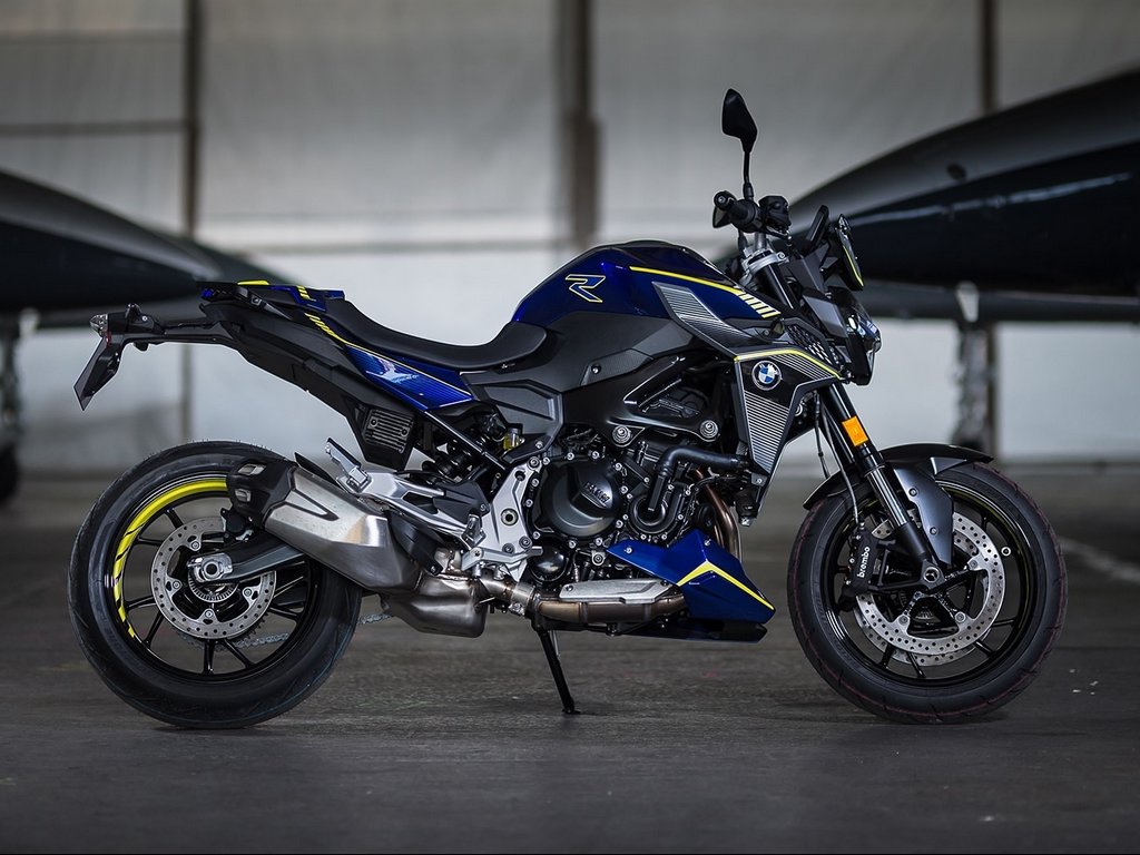 BMW F 900 R Force Side