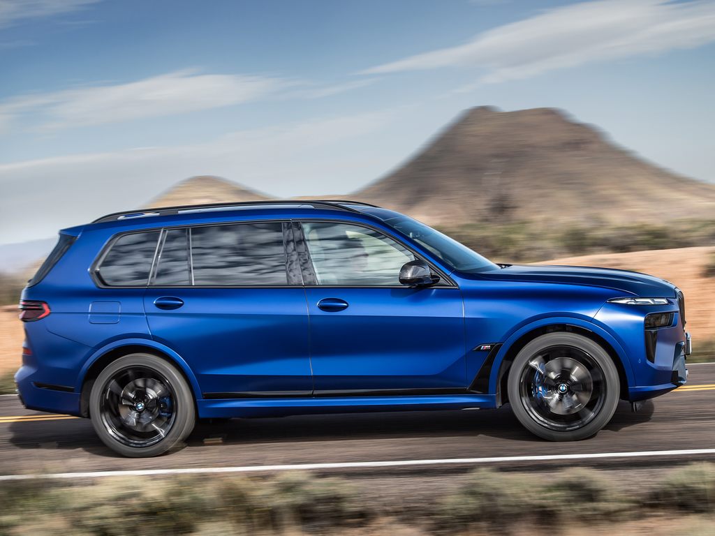 2022 BMW X7 Side
