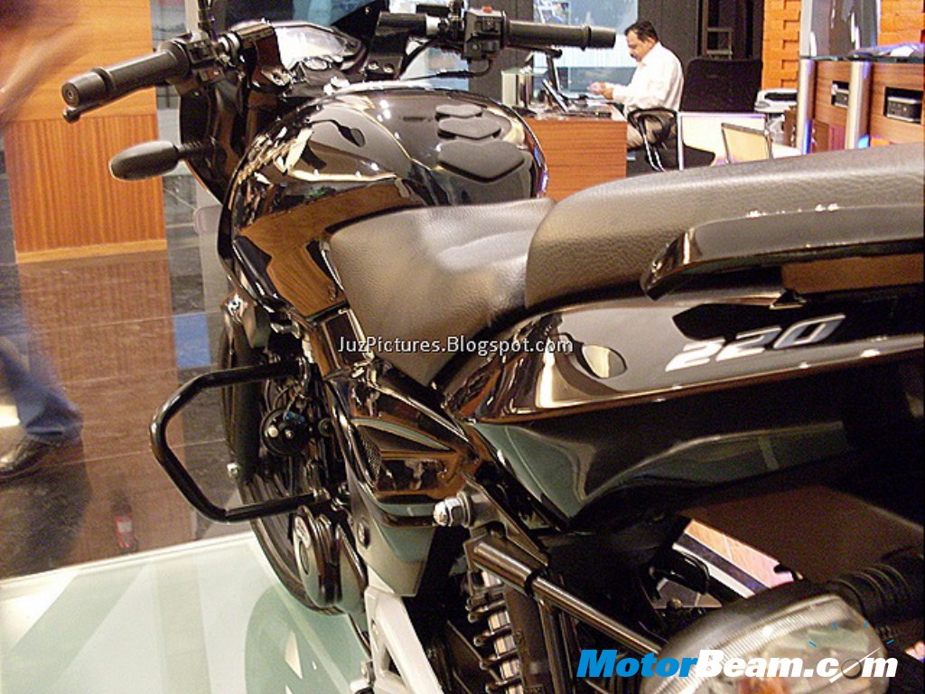 Bajaj_Pulsar_220S_Side