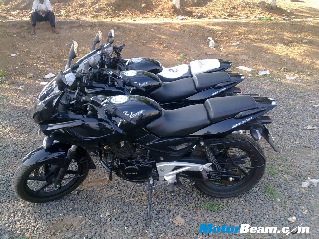 Bajaj_Pulsar_220_Pictures_Side