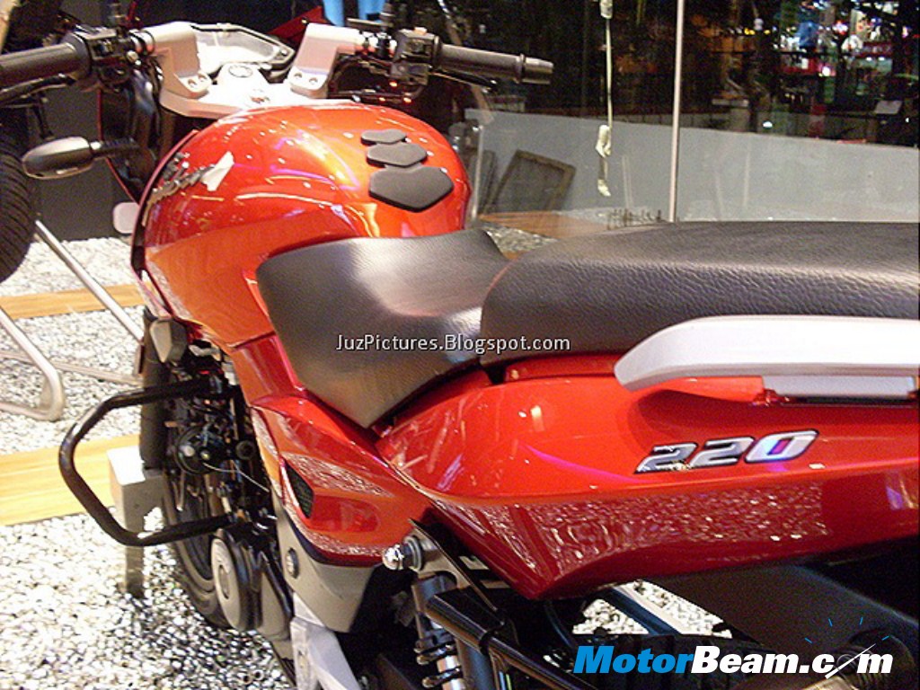Bajaj_Pulsar_220_Street