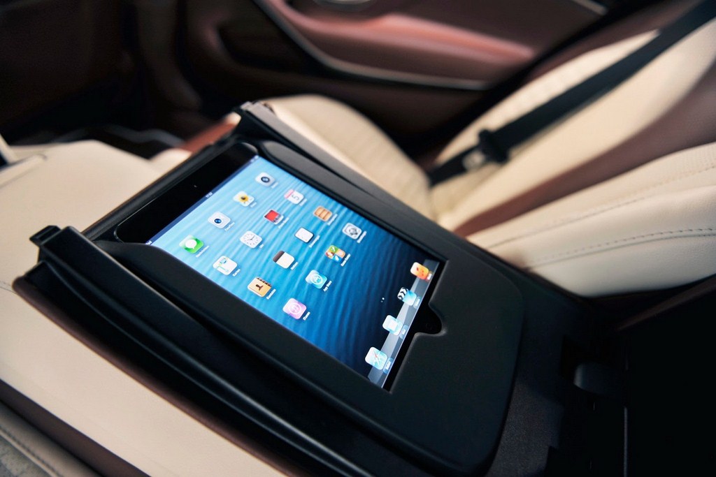 Brabus 850 Biturbo iBusiness Central Armrest