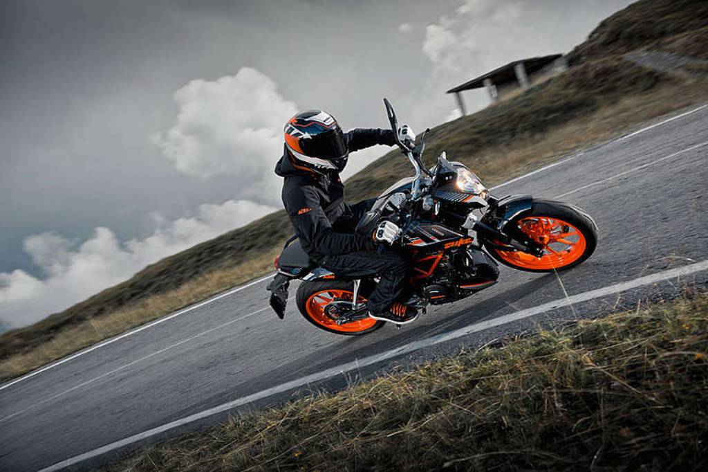 Duke 390 Black Colour