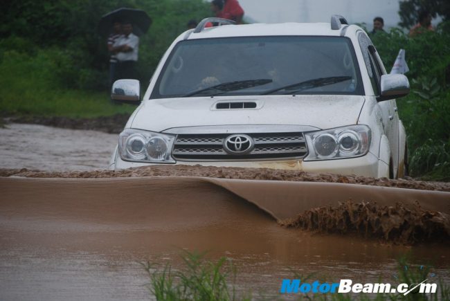 Fortuner_In_Mud_Puddle