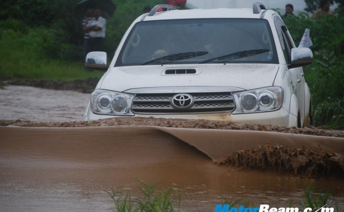 Fortuner_In_Mud_Puddle