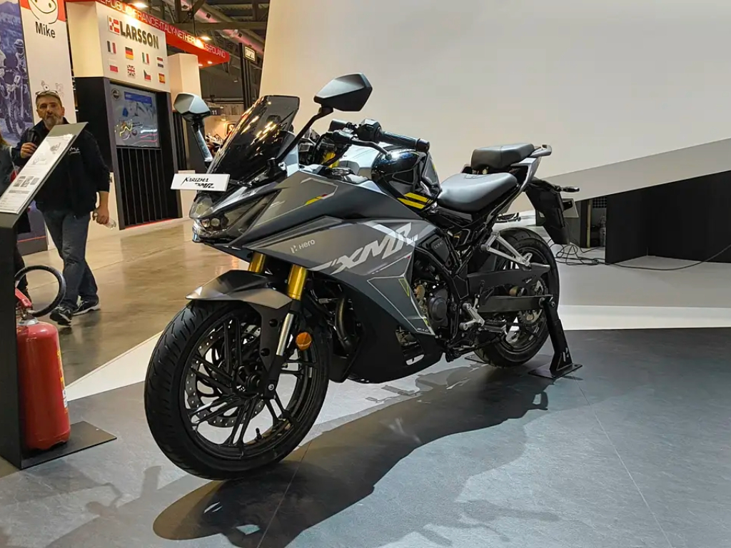 Hero Karizma Combat Edition front side