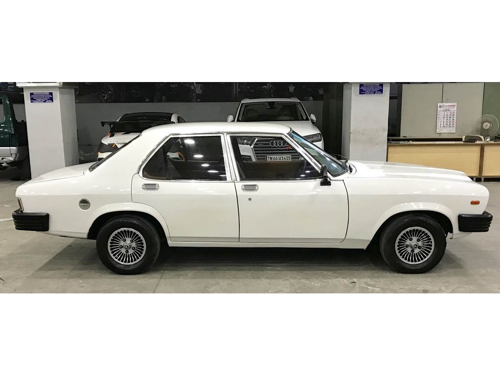Hindustan Motors Contessa Side
