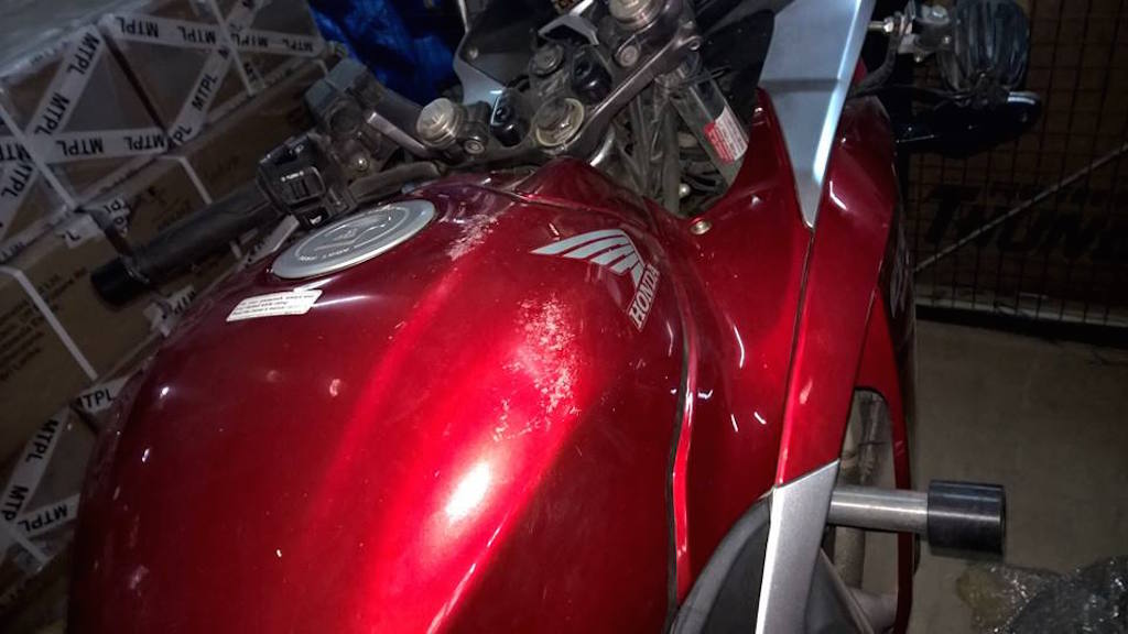 Honda-CBR250R-Damages-Blue-Dart-Transport-Paint