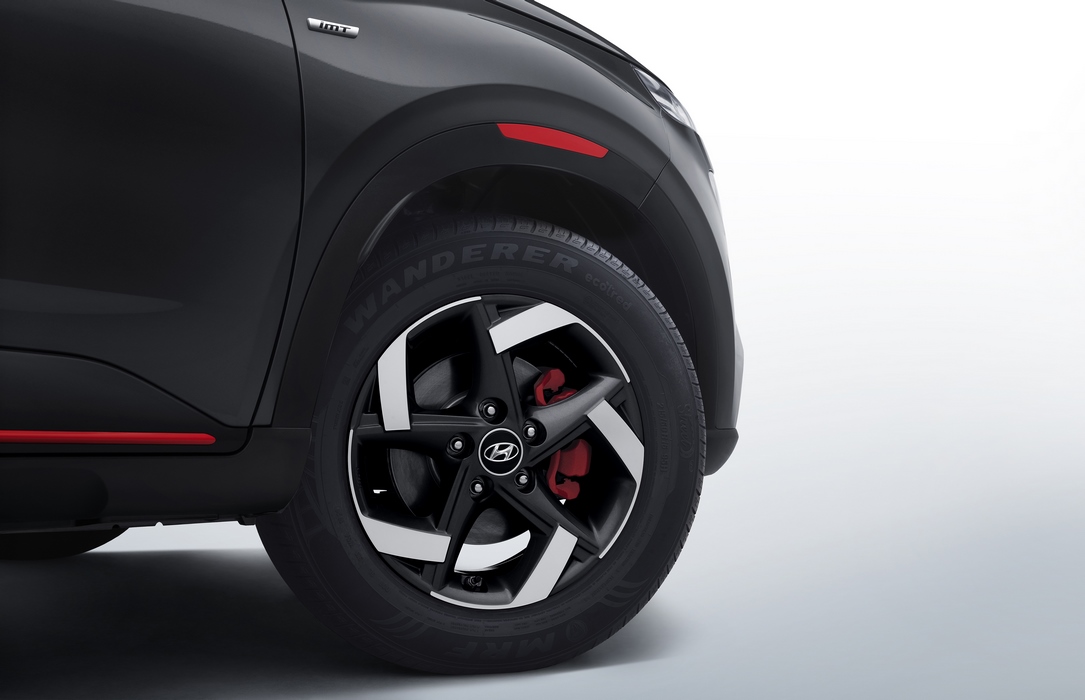 Hyundai Venue iMT Sport Red Caliper