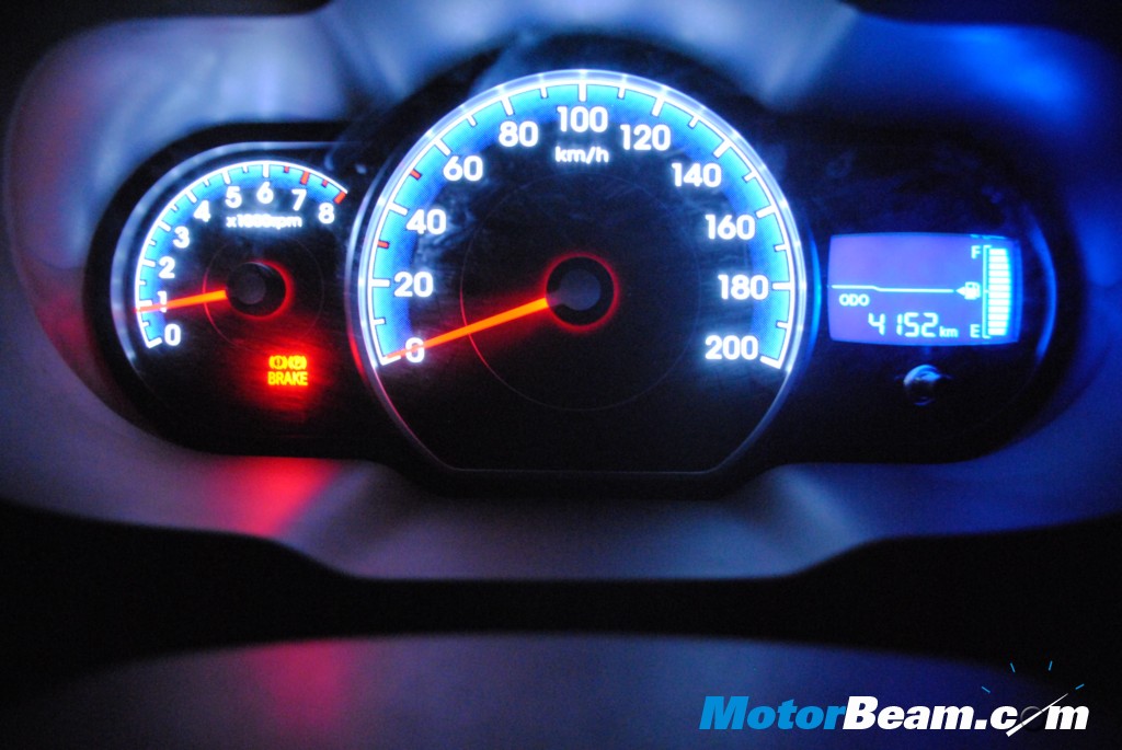 Hyundai_i10_Instrumentation Green to blue goes the lighting