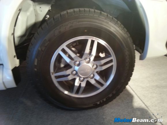Isuzu MU7 Wheels