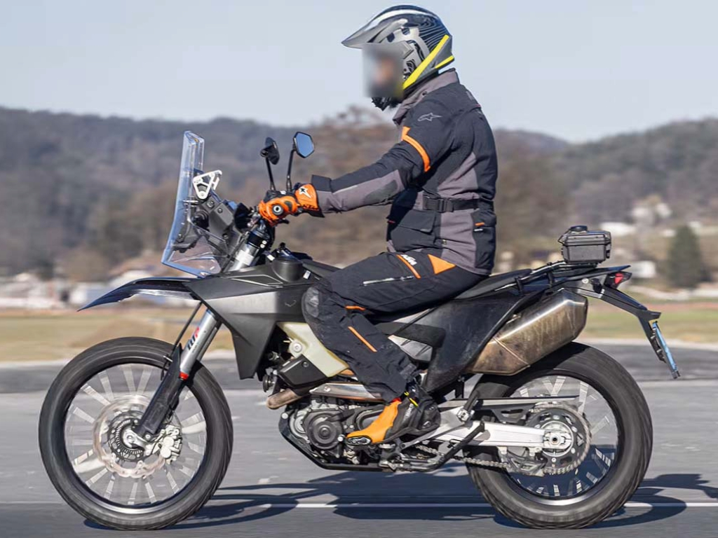 KTM 690 Rally side