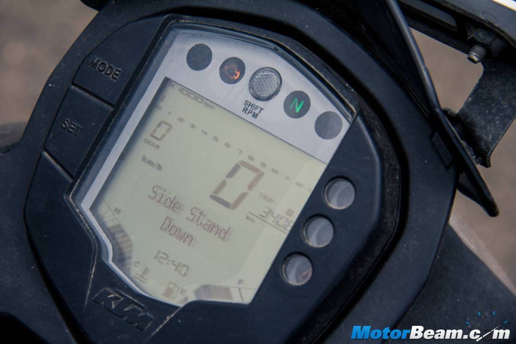 KTM Duke 200 vs Mahindra Mojo