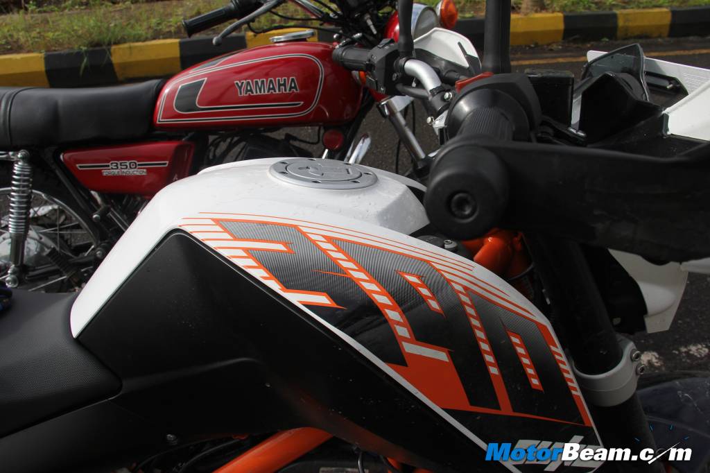 KTM Duke 390-vs Yamaha RD350 Comparison
