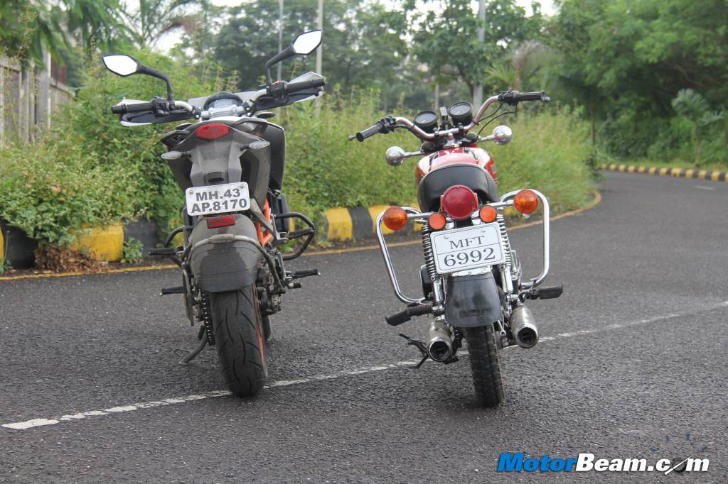 KTM Duke 390 vs Yamaha RD350 Test Ride