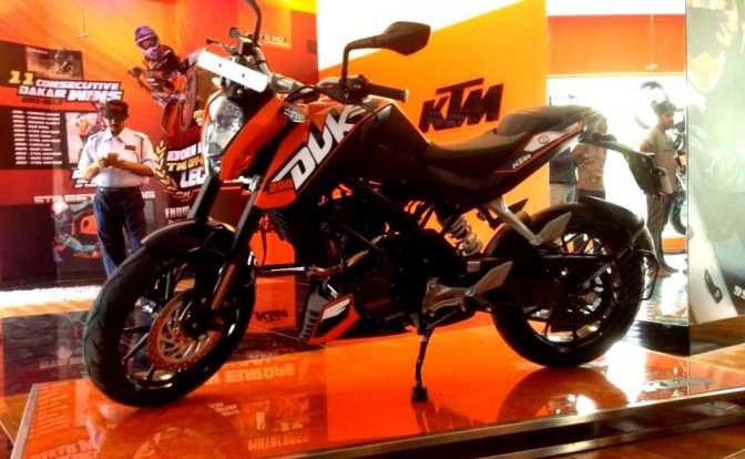 KTM Duke 200 vs Competitors