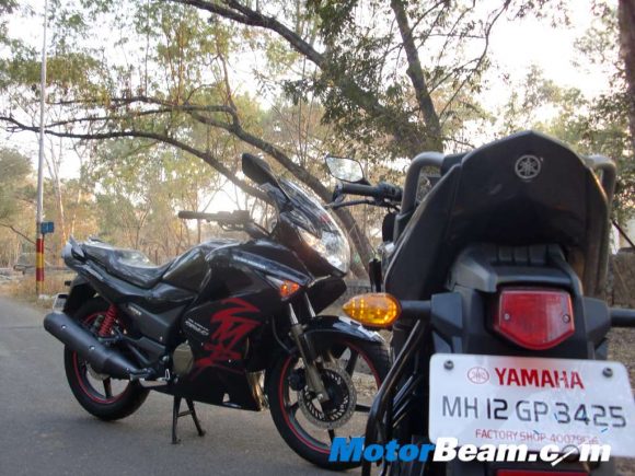 Karizma_ZMR_Vs_Fazer_Test_Ride