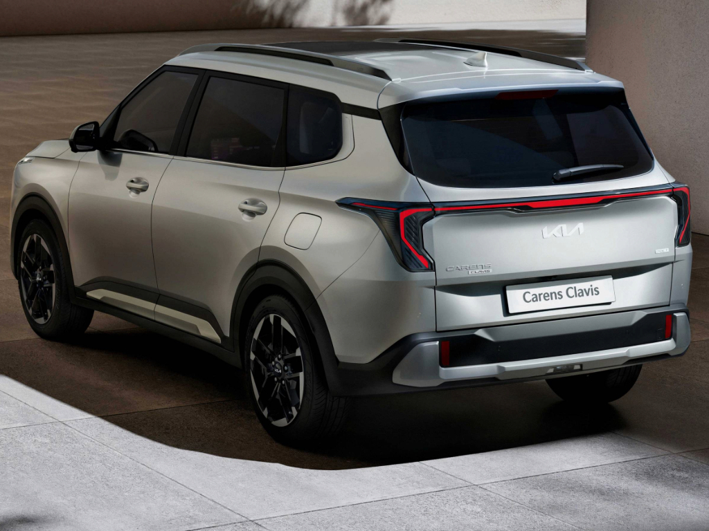 Kia Carens Clavis rear