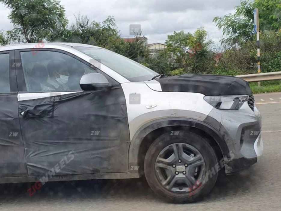 Side profile of the compact SUV on test