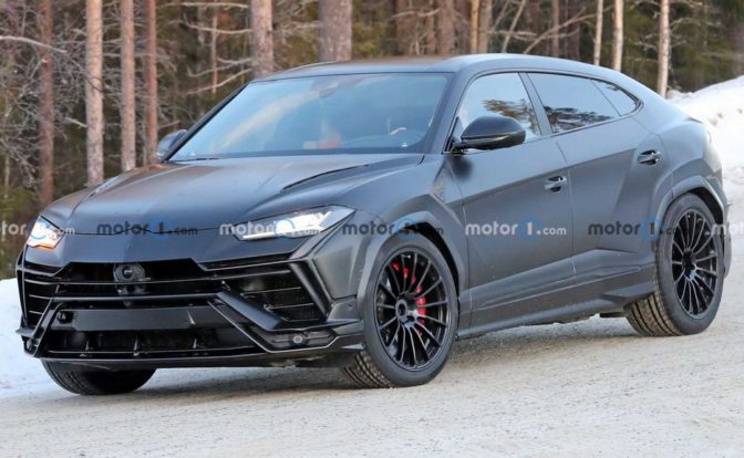 Lamborghini Urus Evo Spied