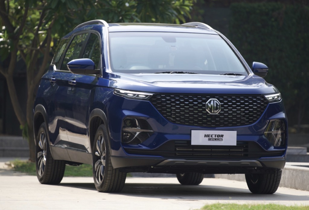Front profile with new headlights, grille and bumper