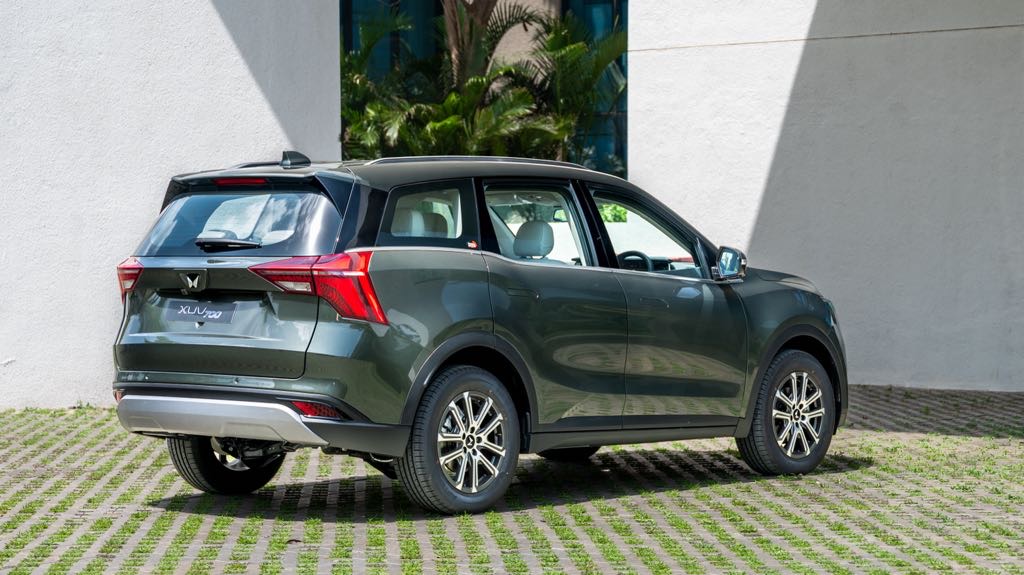 Mahindra XUV700 Deep Forest Green Rear