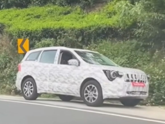 Mahindra XUV700 front