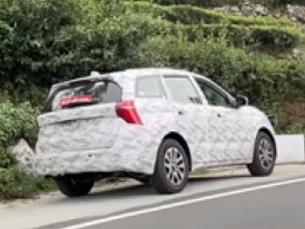 Mahindra XUV700 rear