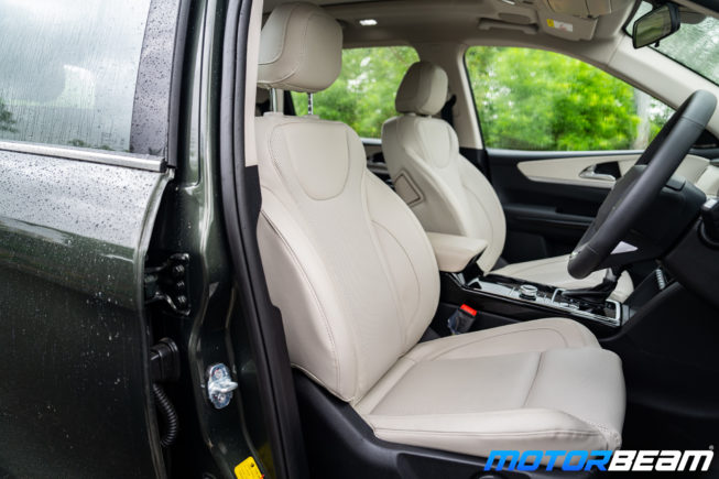 Mahindra-XUV7OO-Deep-Forest-Green-11