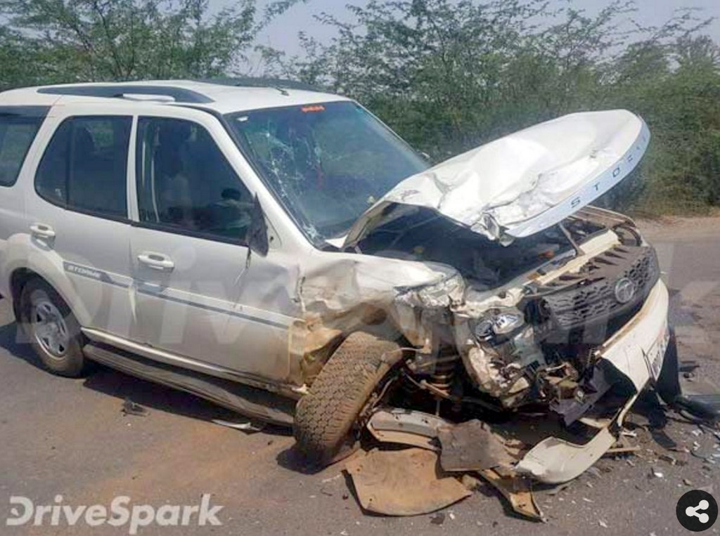 Maruti DZire and Tata Storme Collision