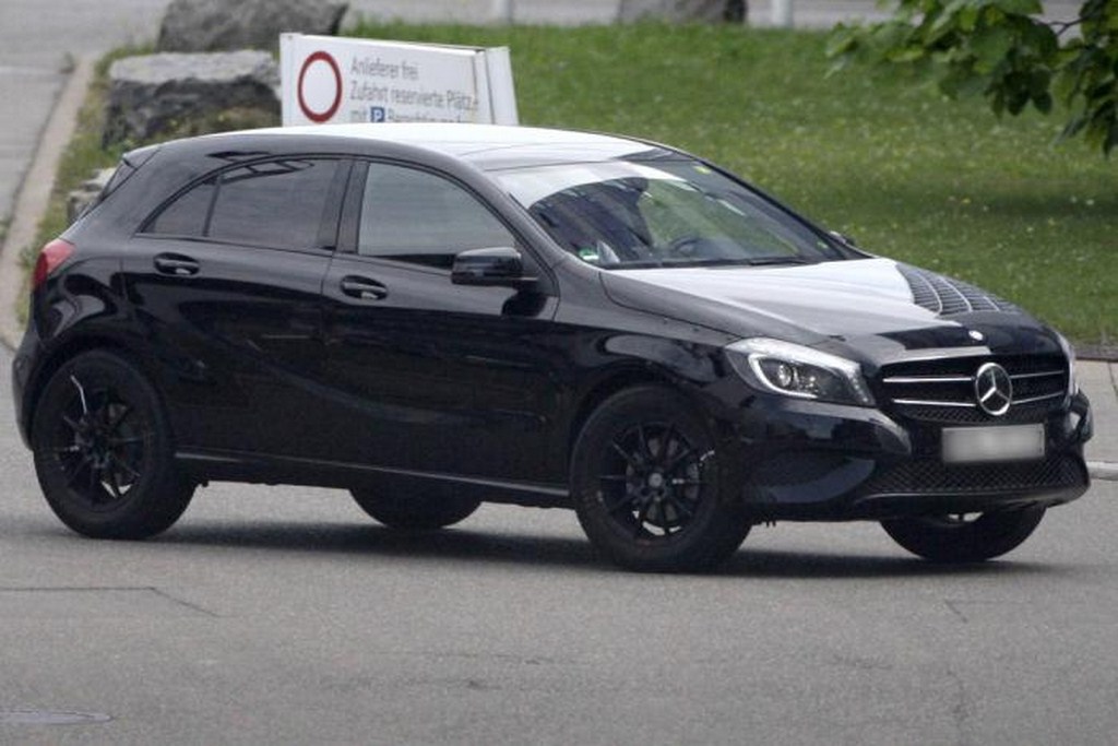 Mercedes Benz GLA spyshot 2