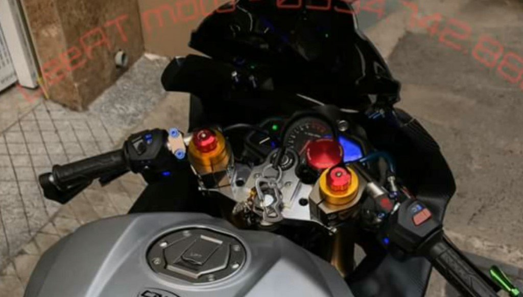 Modified Bajaj Pulsar RS 200 Instrument Console