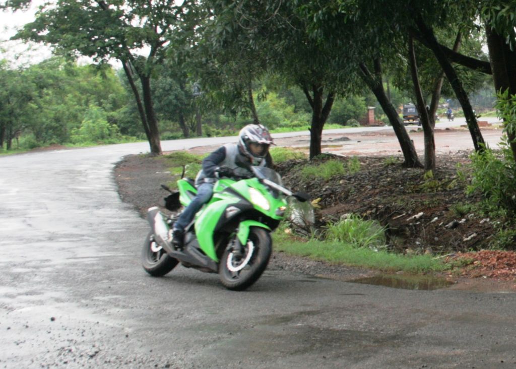 Ninja 300 Handling