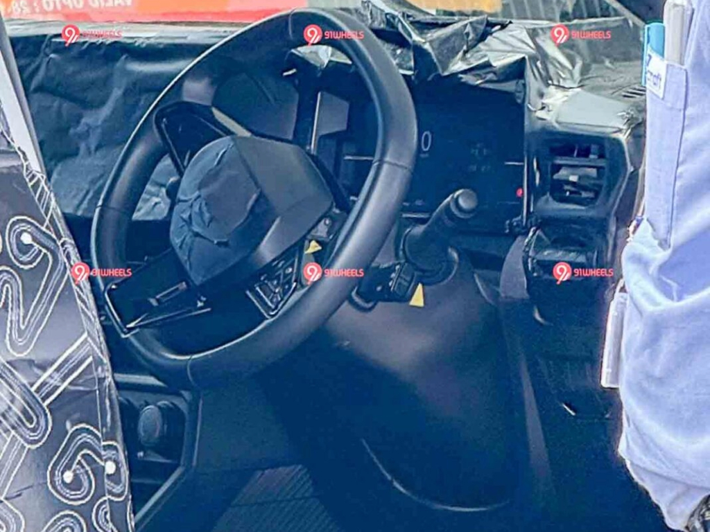 Nissan C-SUV interior