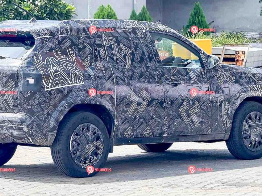 Nissan C-SUV side