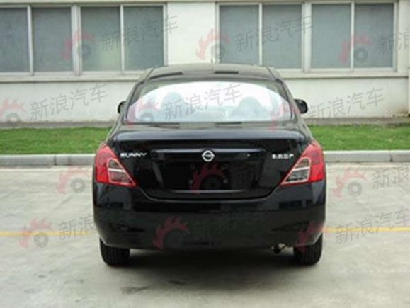 Nissan_Sunny_Sedan