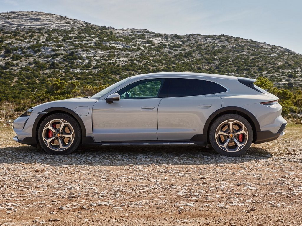 Porsche Taycan Cross Turismo Side