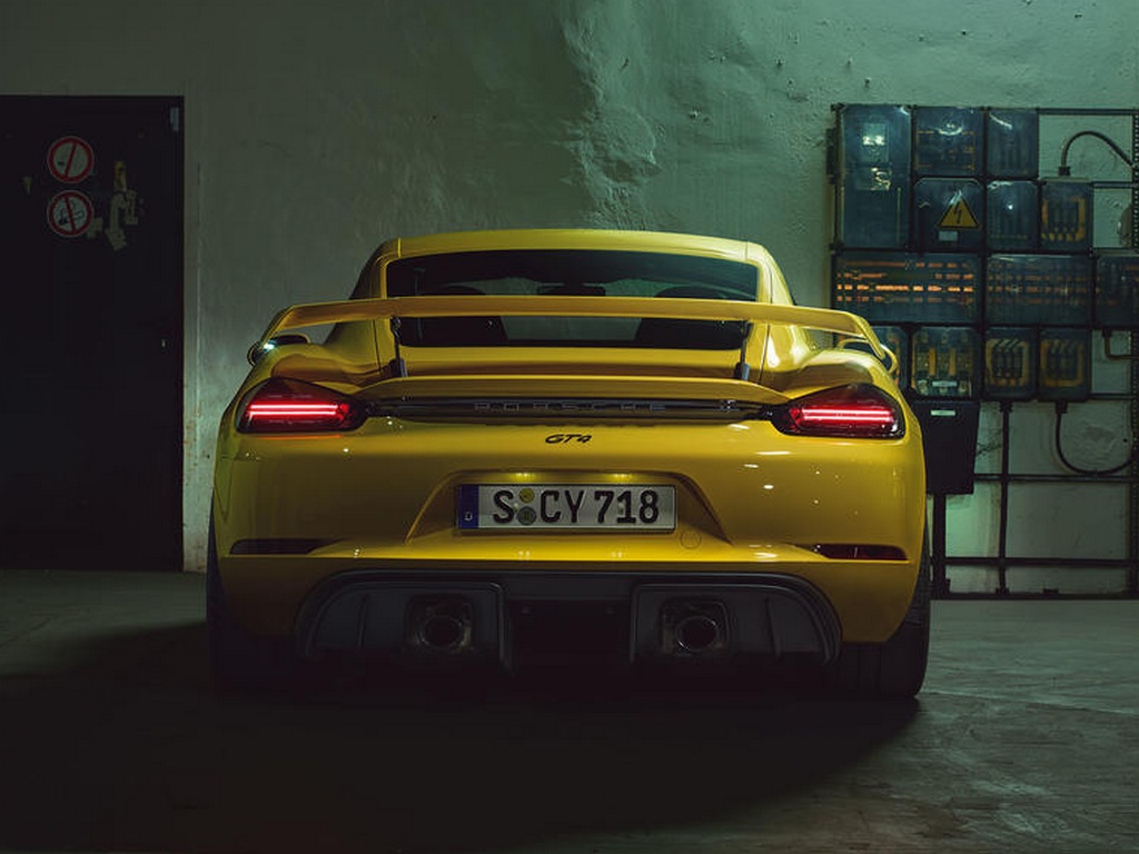 Posche Cayman GT4 Rear