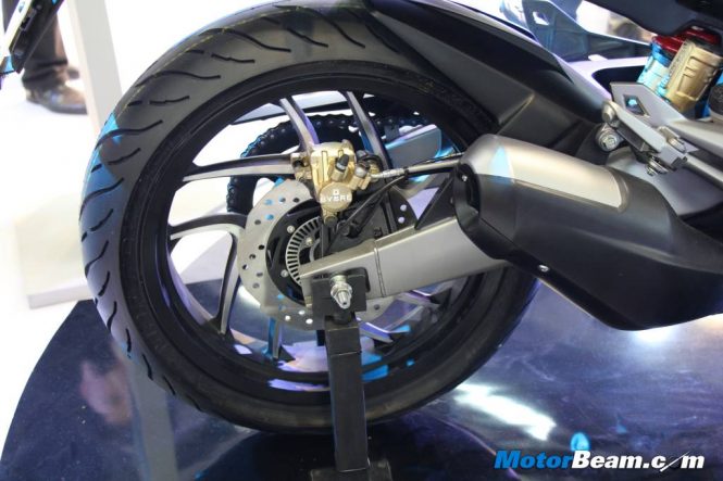 Pulsar CS400 Tyre
