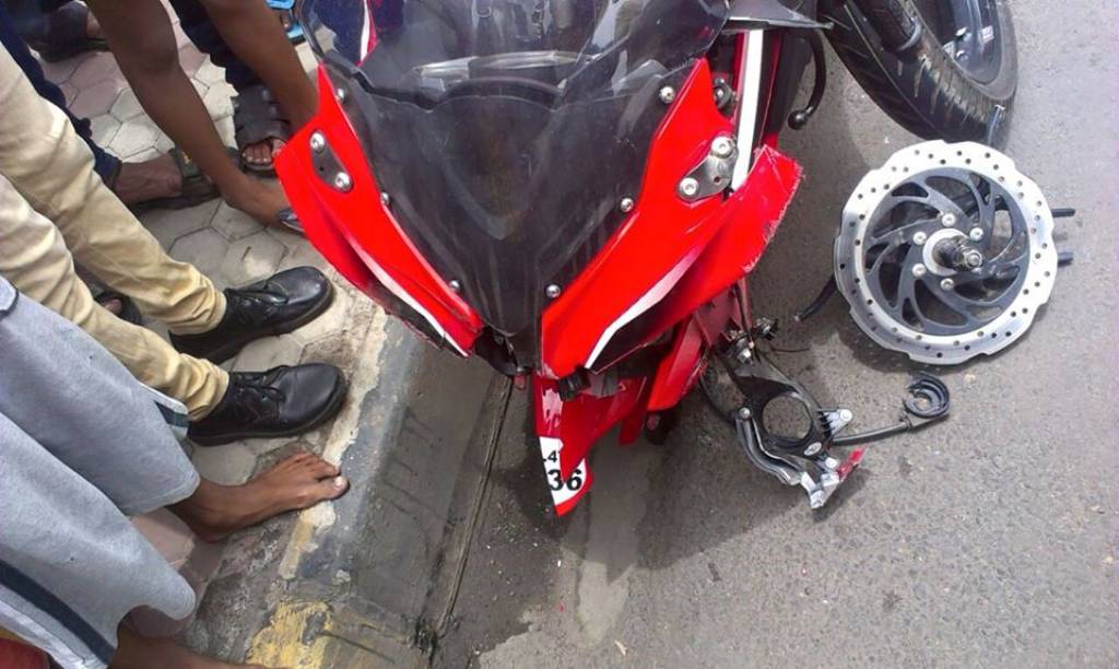 Pulsar RS 200 Alloy Crack