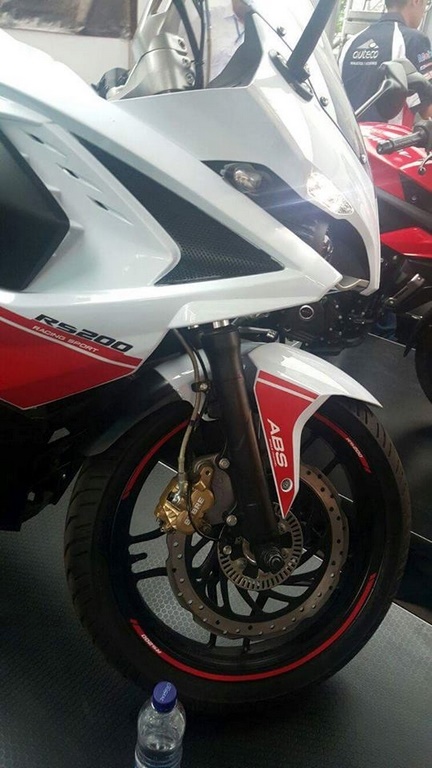 Pulsar RS 200 White Red Front