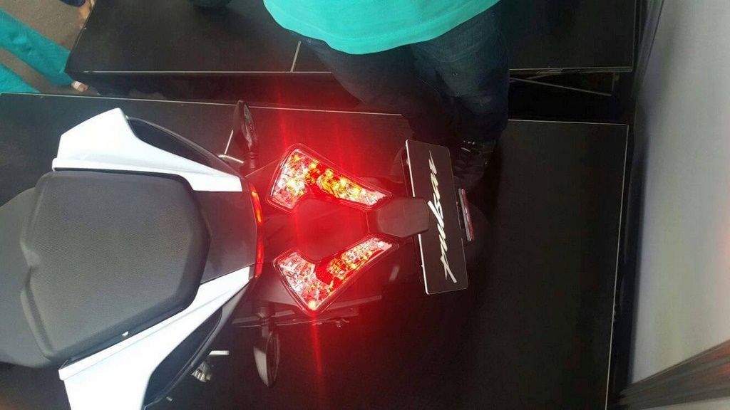 Pulsar RS 200 White Red Taillight