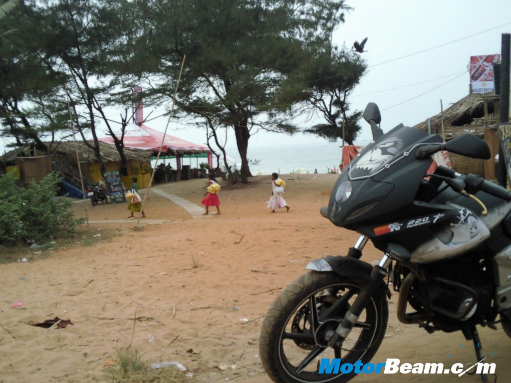 Pulsar_220_Graphics_Front