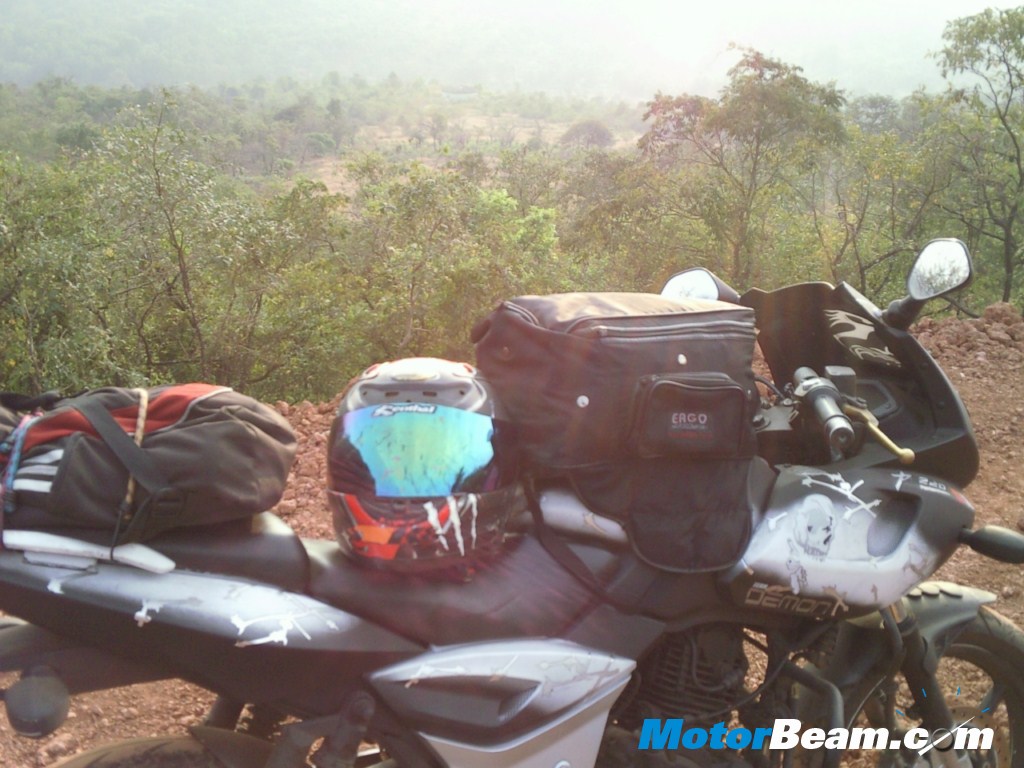 Pulsar_220_Graphics_Side