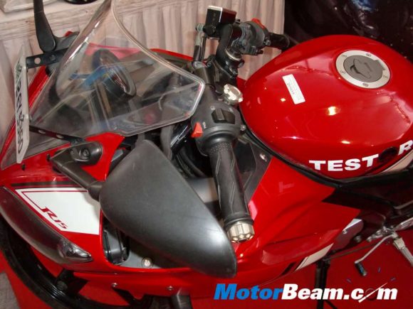 Racing_Yamaha_R15_Side
