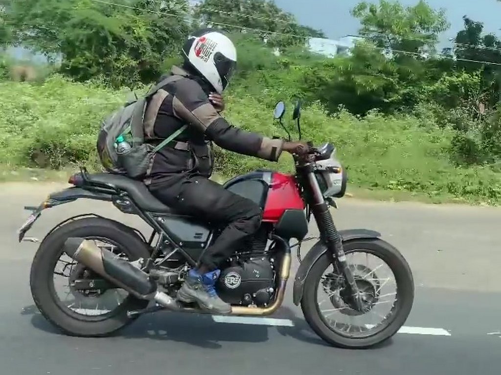 Royal Enfield Scram 411 Spotted Side