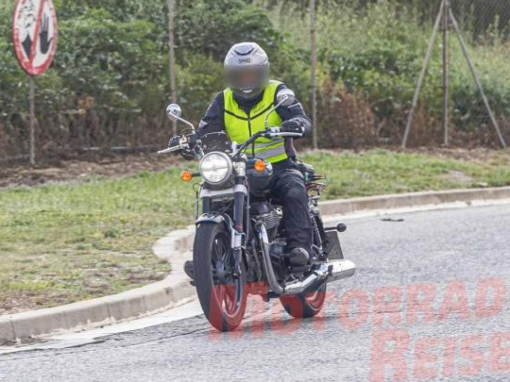 Royal Enfield Super Meteor 650 front
