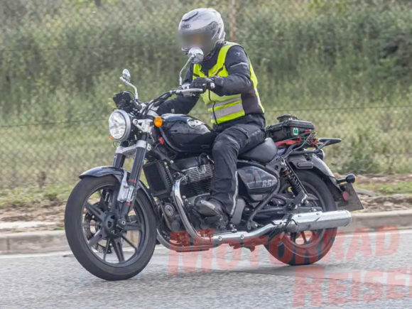 Royal Enfield Super Meteor 650 side