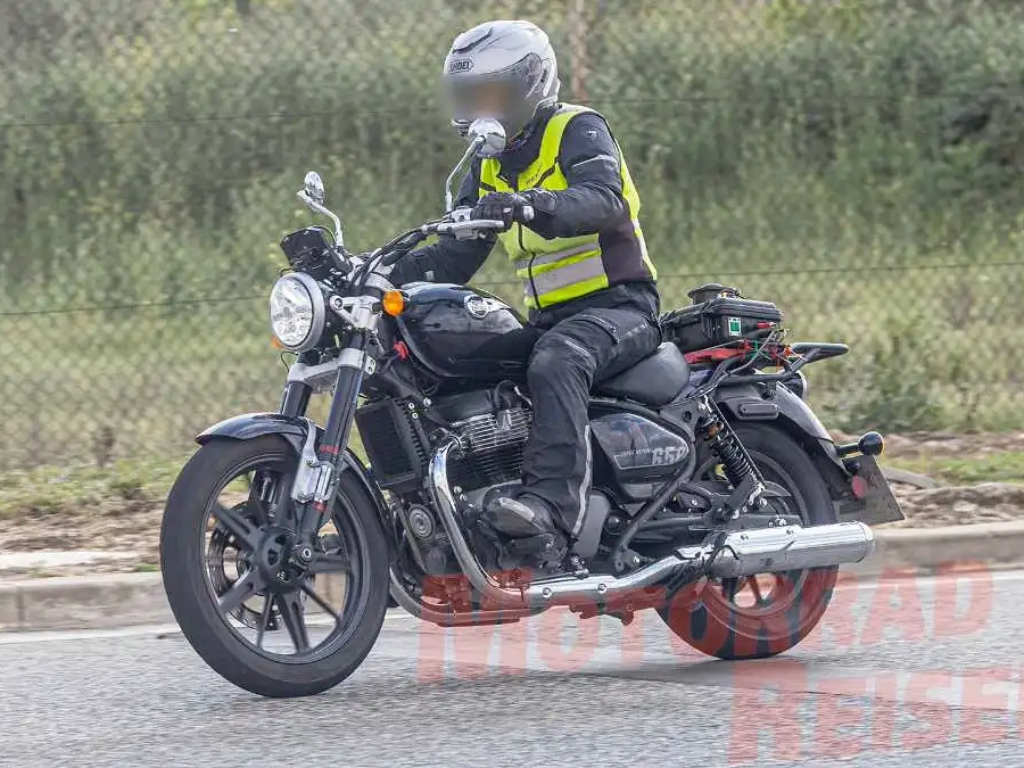Royal Enfield Super Meteor 650 side