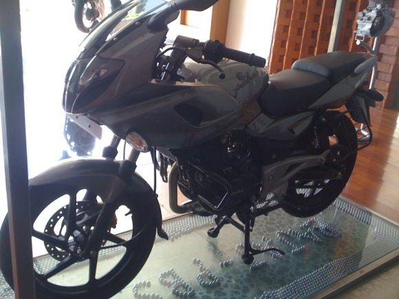 Silver_Bajaj_Pulsar_220